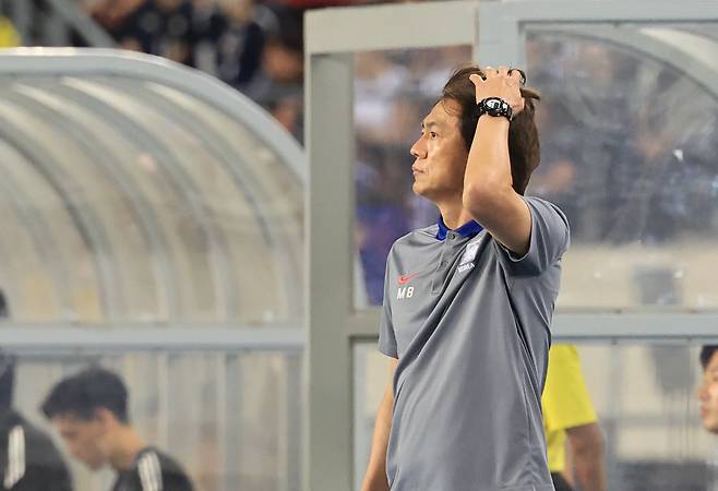 한일전 후반전를 지켜보는 홍명보 한국축구대표팀 감독. [연합뉴스]