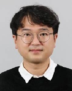 신형철 한겨레신문 기자.