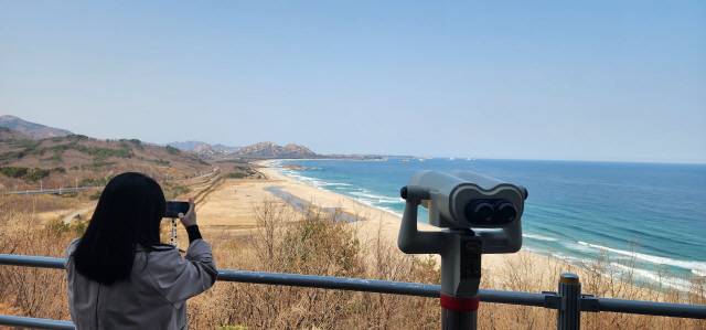▲ 북한의 금강산이 유네스코 세계유산에 등재되면서 올여름 통일전망대에서 금강산을 조망하려는 관광객들이 더욱 늘어날 것으로 기대되고 있다.