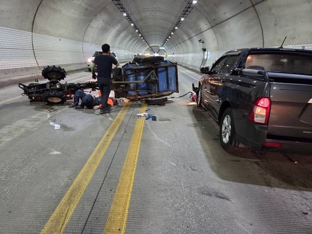 ▲ 15일 오후 5시 5분 쯤 강릉시 성산면 왕산 터널을 지나던 SUV차량이 앞서가던 경운기와 추돌하는 사고가 발생했다.