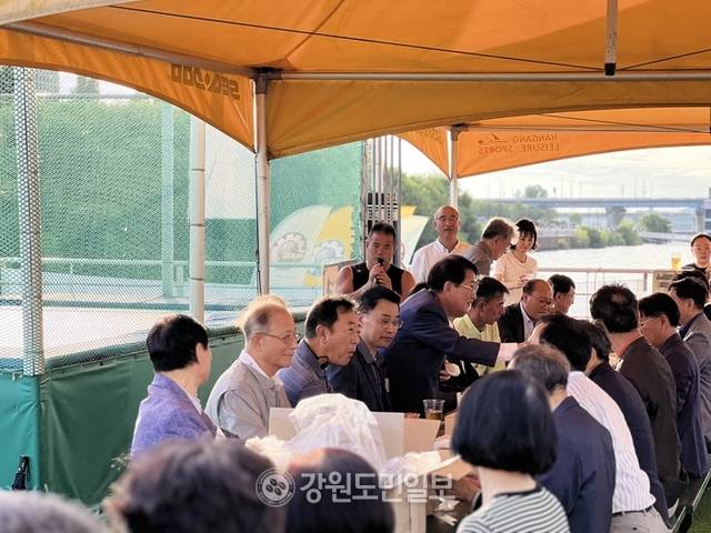 ▲ 강원사랑회(회장 문일재)는 15일 서울 여의도 한강공원 일대에서 정기모임을 갖고 회원들 간 화합을 다졌다. 이세훈 기자