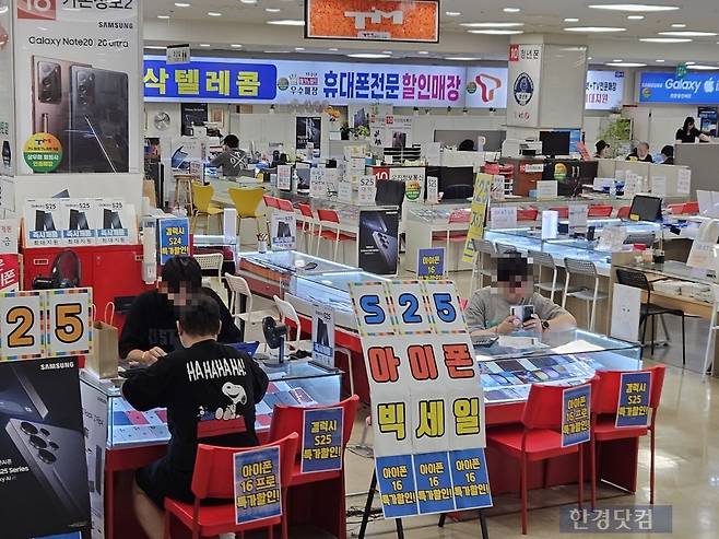 14일 오후 서울 구로구 신도림 핸드폰 집단상가에서 방문객들이 휴대폰을 둘러보고 있다. 사진=박수빈 기자