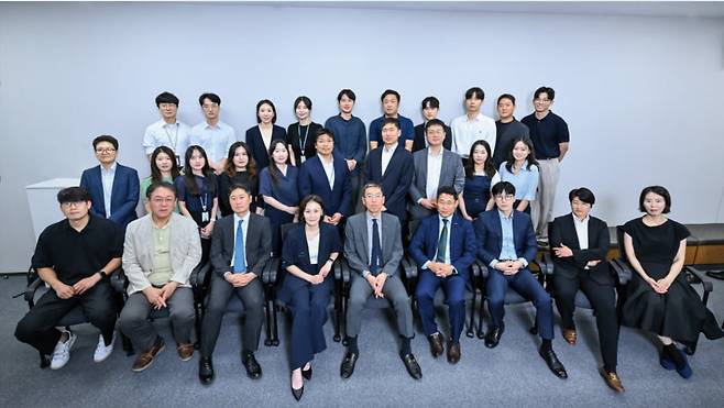한국투자증권 유종우 리서치본부장(앞줄 왼쪽 다섯번째)과 리서치센터 애널리스트./이승재 기자