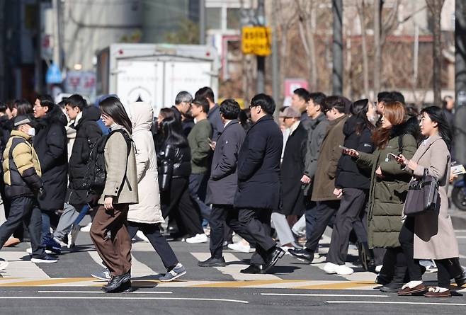서울 무교동 일대에서 점심식사를 마친 직장인들이 발걸음을 옮기고 있다. 사진=한경 이솔 기자