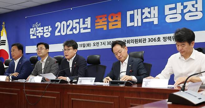 진성준 더불어민주당 정책위의장(가운데)이 15일 서울 여의도 국회 의원회관에서 열린 ‘폭염 대책 당정 간담회’에 참석해 발언하고 있다. 연합뉴스