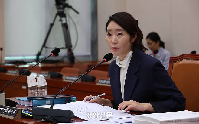 지난 14일 국회 여성가족위원회에서 열린 강선우 여성가족부 장관 후보자 인사청문회에서 강 후보자가 의원들의 질의에 답변하고 있다. 권도현 기자