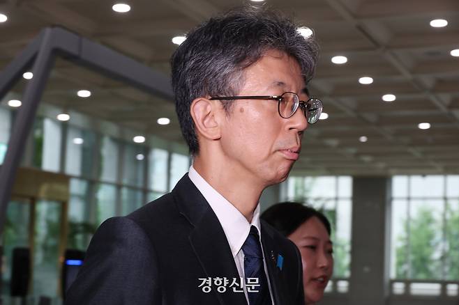 이세키 요시야스 주한 일본 총괄공사대리(정무공사)가 15일 서울 외교부 청사로 초치되고 있다. 정효진 기자