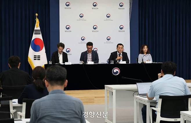 한순기 행정안전부 지방재정경제실장(왼쪽에서 세 번째)이 15일 정부세종청사 중앙동 브리핑실에서 ‘민생회복 소비쿠폰’에 대한 주요 내용을 설명하고 있다. 행정안전부 제공