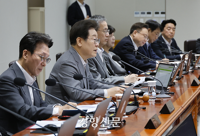 대한의사협회가 이재명 대통령이 의료공백 보완 대책을 마련하라고 지시한 것에 대해 환영하며, 적극 협조하겠다는 뜻을 밝혔다. 사진은 이 대통령이 15일 서울 용산 대통령실에서 열린 제31회 국무회의에서 모두발언을 하는 모습이다. 대통령실사진기자단