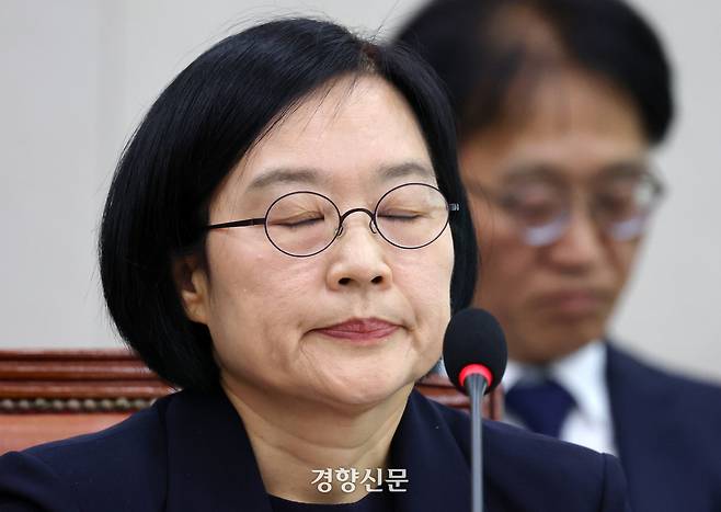 한성숙 중소벤처기업부 장관 후보자가 15일 서울 여의도 국회 산업통상자원중소벤처기업위원회에서 열린 인사청문회에서 무거운 표정으로 눈을 감고 있다. 박민규 선임기자