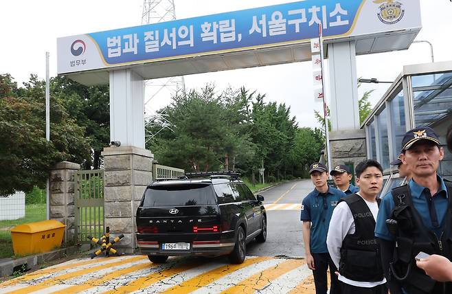 12·3 비상계엄‘ 관련 내란·외환 의혹을 수사하는 조은석 특별검사팀이 윤석열 전 대통령에 대한 강제 구인 실패와 관련해 경위 파악에 나섰다. 출석 요구에 불응하면서 실체 규명을 위한 형사사법 절차 진행에 협조하지 않는 윤 전 대통령의 대응 방식도 강하게 비판했다. 사진은 15일 경기도 의왕시 서울구치소 앞에서 법무부 차량이 구치소로 향하는 모습. 연합뉴스