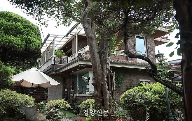 민중기 특별검사가 이끄는 김건희 특검팀이 15일 서울 강남구 역삼동 건진법사 전성배 씨의 법당을 압수수색하고 있는 가운데 법당 외부의 모습이 보이고 있다.  한수빈 기자