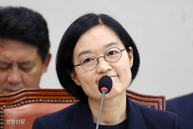 한성숙 중소벤처기업부 장관 후보자가 15일 국회 산업통상자원중소벤처기업위원회에서 열린 인사청문회에서 의원 질의를 듣고 있다. 박민규 선임기자 parkyu@kyunghyang.com
