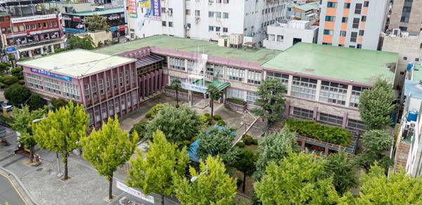 부산 부산진구에 위치한 부전도서관 전경. 국제신문DB