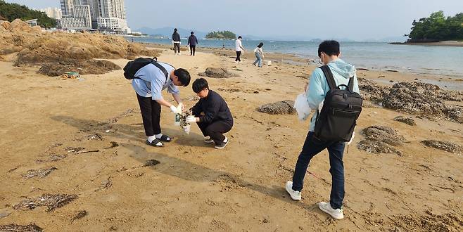 Students pick up trash at a beach as part of Chonnam National University’s learncation program. [CHONNAM NATIONAL UNIVERSITY]