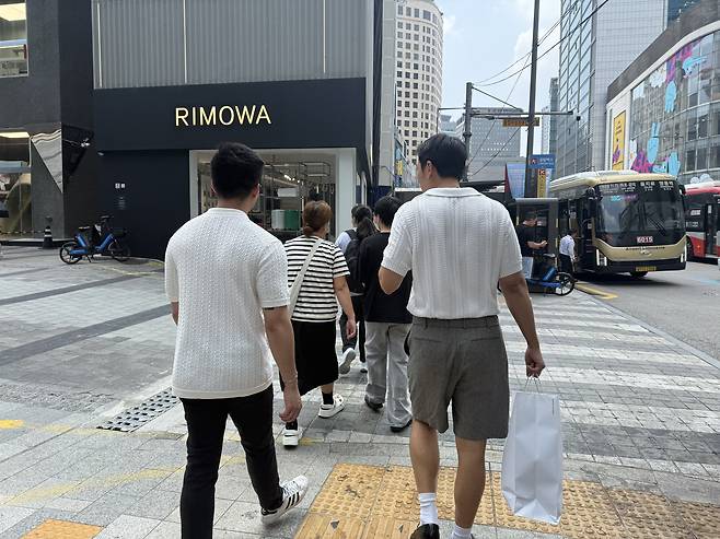 Fashion stylist Rams and Jeremy Aban walk to a store during a shopping tour at Musinsa Standard in Myeong-dong, central Seoul.[WOO JI-WON]