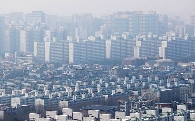 Apartment buildings in Suwon, Gyeonggi, are pictured on Jan. 10, 2024, in this photo unrelated to the story. [NEWS1]