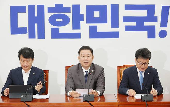 김병기 더불어민주당 당대표 직무대행 겸 원내대표가 15일 서울 여의도 국회에서 열린 더불어민주당 원내대책회의에서 발언하고 있다. 연합뉴스