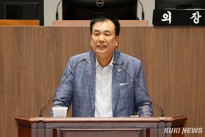 충남도의회 방한일 의원이 15일 열린 제360회 임시회 제1차 본회의에서 5분 발언에 나서고 있다.