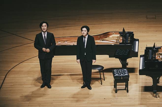 사제 간인 피아니스트 손민수(왼쪽)와 임윤찬이 공연을 마친 후 객석에 인사를 하고 있다. 현대카드