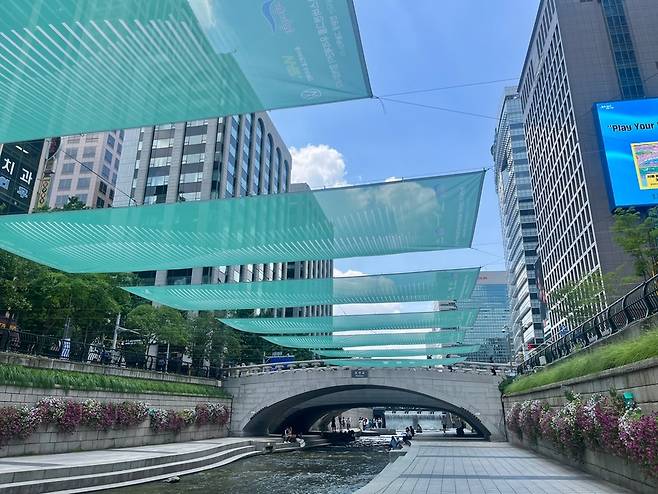 서울 청계천 일대에 설치된 대형 그늘막. 폭스바겐코리아그룹 제공