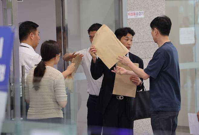 이명현 특별검사팀이 수사외압 의혹의 단초가 된 'VIP 격노설' 수사를 위해 지난 10일 서울 용산구 국방부 청사에 도착, 압수수색에 나섰다. 연합뉴스