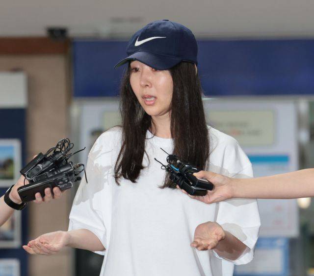 민희진 전 어도어 대표가 지난해 7월 ‘업무상 배임’ 혐의 관련 첫 소환 조사를 마친 뒤 서울 용산경찰서를 나서며 취재진 질문에 답하고 있다. 연합뉴스