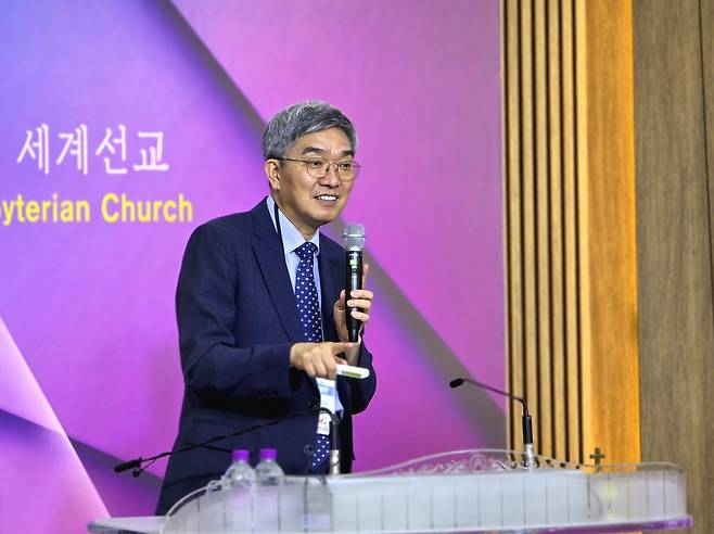 지용근 목회데이터연구소 대표가 15일 대전 판암장로교회에서 청년들이 교회를 떠나는 원인을 분석하고 있다.