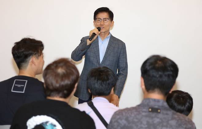 지난 대선 국민의힘 후보였던 김문수 전 고용노동부 장관이 11일 오후 대구 중구의 한 카페에서 지역 청년들과 간담회를 하고 있다. 연합뉴스