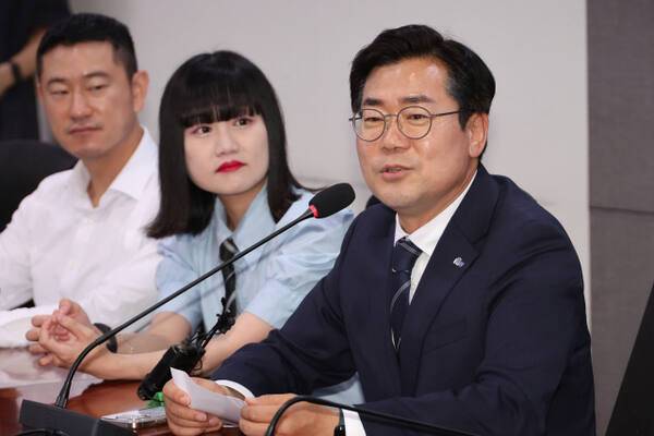 더불어민주당 당대표 후보인 박찬대 의원이 지난 11일 서울 여의도 국회 의원회관에서 서울·경기·인천의 청년 당원들과 간담회를 하고 있다. 연합뉴스