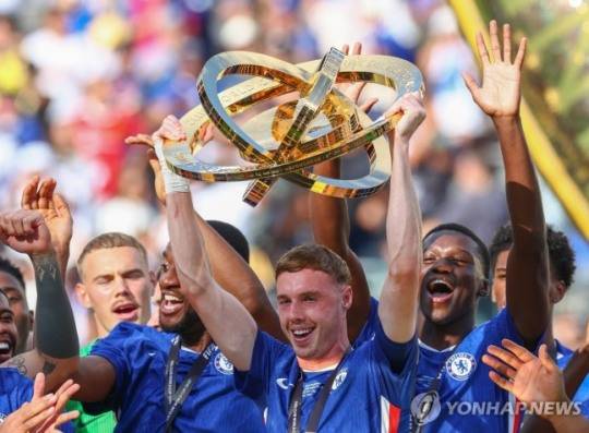 우승 트로피 들어 올린 파머 / 사진=연합뉴스