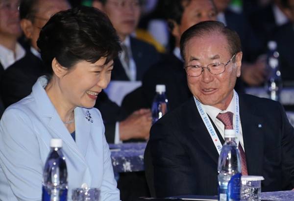 ▲2015년 5월20일 박근혜 당시 대통령과 윤세영 SBS 회장이 서울 동대문디자인프라자에서 열린 서울디지털포럼 2015 개회식에서 대화하고 있다. 사진=연합뉴스