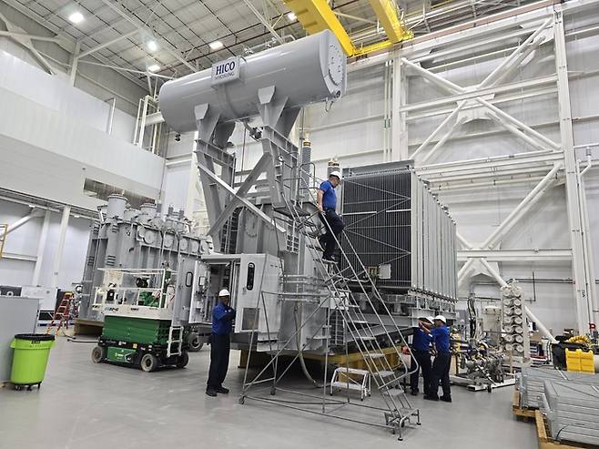효성중공업 멤피스 공장에서 현지 근로자들이 초고압변압기를 검수하고 있다. <효성중공업>