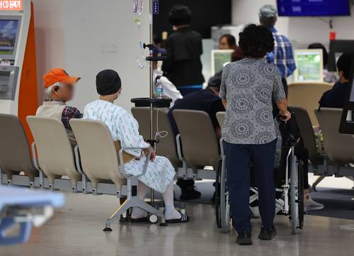 지난 1일 오후 서울 시내 한 대학병원에서 환자 및 내원객들이 대기하는 모습. 사진은 기사 내용과 직접적인 관련 없음. [사진 출처 = 연합뉴스]