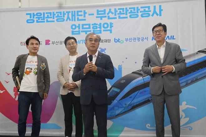 왼쪽부터 김진태 강원도지사, 최성현 강원관광재단 대표이사, 이정실 부산관광공사 사장, 박형준 부산광역시장 / 사진=부산관광공사