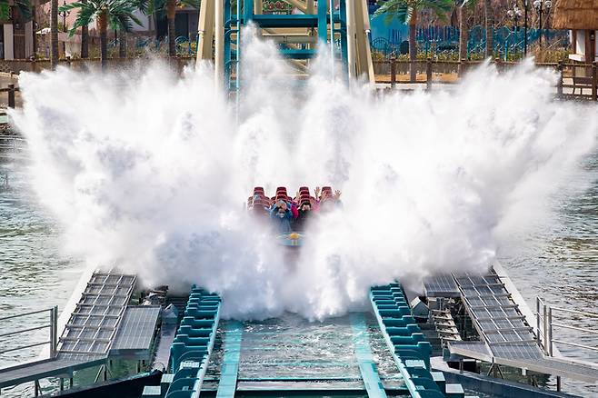 짜릿한 낙하로 더위를 날려주는 놀이기구 ‘자이언트 스플래쉬’ / 사진=롯데월드 부산