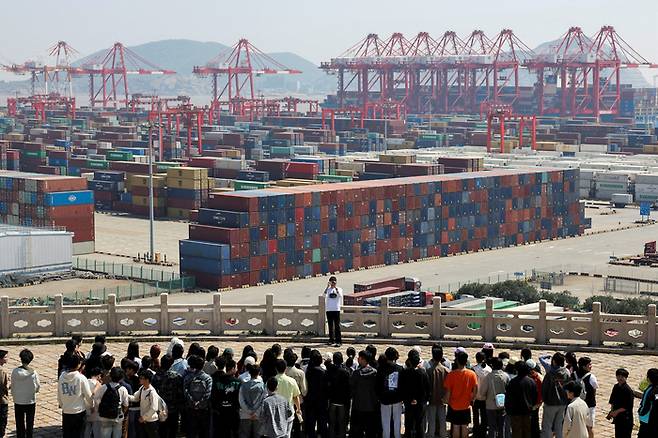 중국 상하이 외곽의 양산항 전망대. [사진 = 로이터 연합뉴스]
