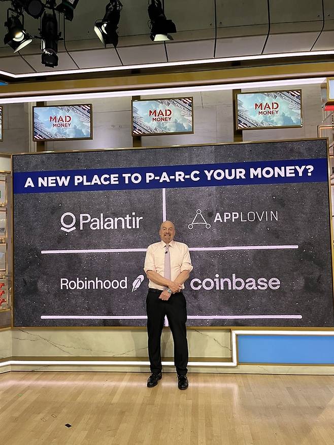 14일(현지시간) 투자 방송 진행자 짐 크레이머가 미국 주식시장의 팰런티어·앱러빈·로빈후드·코인베이스를 두고 ‘PARC’라는 신조어를 만들었다. <사진=짐 크레이머 X 계정>