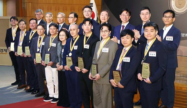 15일 서울 중구 매경미디어센터에서 열린 43회 정진기언론문화상 시상식에서 김정상 미국 듀크대 교수(앞줄 왼쪽 둘째)와 신춘수 뮤지컬 프로듀서 겸 오디컴퍼니 대표(앞줄 왼쪽 아홉째) 등 수상자들이 기념촬영을 하고 있다. 이날 시상식에는 장대환 매경미디어그룹 회장(뒷줄 왼쪽 여섯째)을 비롯해 정현희 정진기언론문화재단 이사장(앞줄 왼쪽 여섯째), 장승준 매경미디어그룹 부회장(뒷줄 오른쪽 둘째), 오상록 한국과학기술연구원 원장(뒷줄 맨 왼쪽), 윤의준 한국공학한림원 회장(뒷줄 왼쪽 셋째), 류제명 과학기술정보통신부 차관(뒷줄 왼쪽 다섯째), 오태석 한국과학기술기획평가원장(뒷줄 왼쪽 일곱째) 등이 참석했다.  한주형 기자