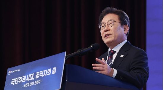 이재명 대통령이 14일 충북 진천 국가공무원인재개발원에서 70기 5급 신임관리자과정 교육생들에게 ‘국민주권시대, 공직자의 길’을 주제로 특강을 하고 있다.(사진=연합뉴스)
