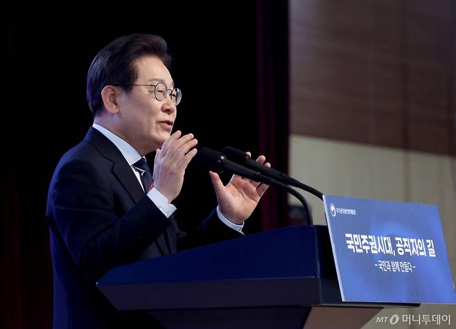 [진천=뉴시스] 최동준 기자 = 이재명 대통령이 14일 충북 진천 국가공무원인재개발원에서 5급 신임관리자과정 교육생에게 특강을 하고 있다. (대통령실통신사진기자단) 2025.07.14. photocdj@newsis.com /사진=최동준