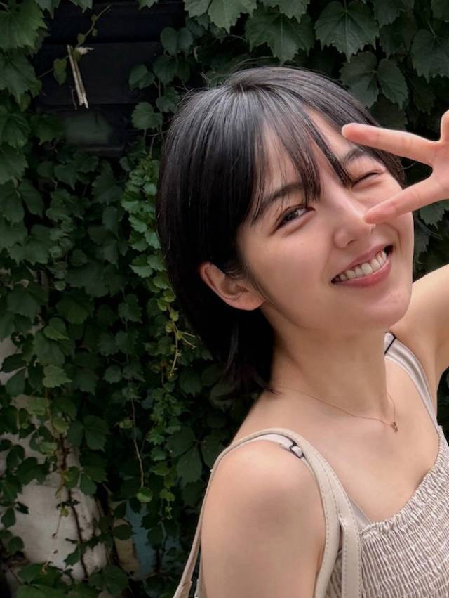 서신애가 여름에 걸맞는 시원한 의상을 선보이며 '과즙상' 미모를 자랑했다. /사진=인스타그램 갈무리