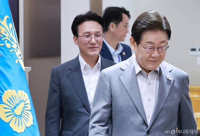 [서울=뉴시스] 최동준 기자 = 이재명 대통령이 15일 서울 용산 대통령실 청사에서 열린 국무회의에 입장하고 있다. (대통령실통신사진기자단) 2025.07.15. photocdj@newsis.com /사진=최동준