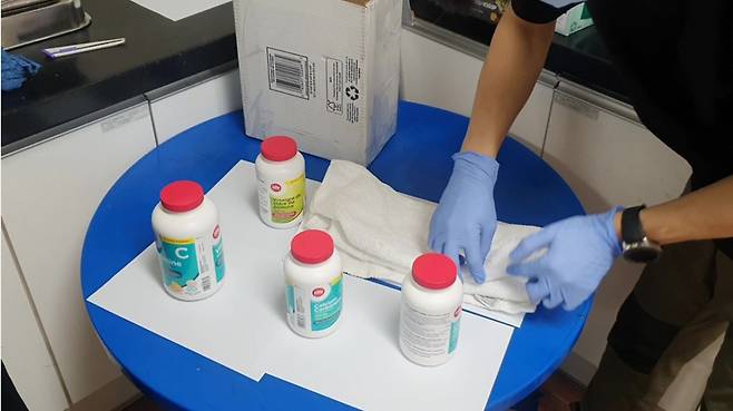 A씨가 캐나다로부터 배송받은 마약류의 양은 필로폰 약 3kg, 합성대마 750ml에 달했으며 캐나다 현지에서 쉽게 구매 가능한 비타민과 칼슘 캡슐 속에 가루 형태로 은닉돼 밀수입된 것으로 조사됐다./사진제공=서울경찰청 광역수사단