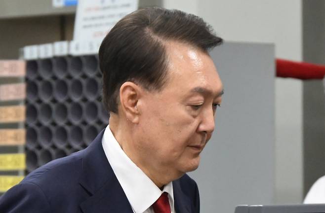 윤석열 전 대통령이 지난 9일 서울 서초구 서울중앙지법에서 열린 직권남용 등 혐의 영장실질심사(구속 전 피의자 심문)를 마친 뒤 대기 장소인 서울구치소로 이동하기 위해 법원을 나서고 있다./사진=뉴시스