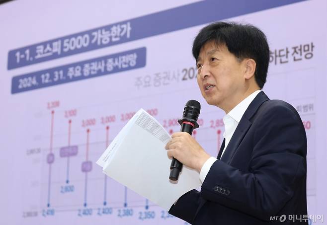 [서울=뉴시스] 고승민 기자 = 오기형 더불어민주당 코스피5000특위 위원장이 15일 서울 여의도 국회 의원회관에서 열린 '경제는 민주당' 특강에서 '코리아 디스카운트를 넘어 코리아 프리미엄으로'를 주제로 강연하고 있다. 2025.07.15. kkssmm99@newsis.com /사진=고승민