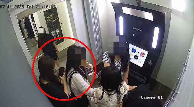 지난 11일 베트남 하노이 한 무인 사진관에서 한국인 여성 2명이 현지 여성 2명을 폭행한 사건이 벌어졌다. /사진=엑스(X·옛 트위터) 캡처