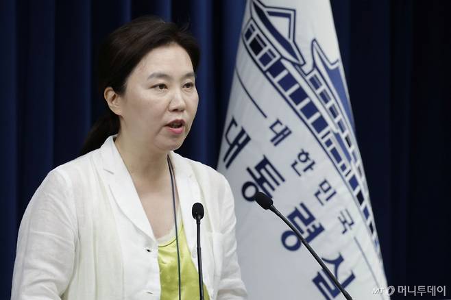 [서울=뉴시스] 최동준 기자 = 강유정 대변인이 15일 서울 용산 대통령실 청사에서 국무회의 결과 및 APEC 관련 브리핑을 하고 있다. 2025.07.15. photocdj@newsis.com /사진=최동준