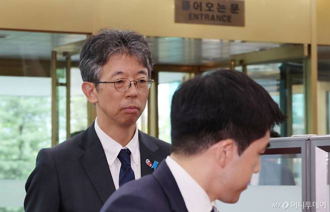 [서울=뉴시스] 김명원 기자 = 이세키 요시아스 주한일본대사관 정무공사(총괄공사 대리)가 15일 서울 종로구 외교부에 21년째 '독도는 일본땅'이라는 日방위백서와 관련해 초치되어 들어서고 있다. 일본 방위성은 이날 각의(국무회의) 이후 발표한 2025년 방위백서를 보면, 방위성은 인도·태평양 지역의 안보 환경을 설명하는 대목에서 "우리나라 고유의 영토인 북방영토(쿠릴 열도의 일본식 표현)와 다케시마(竹島·일본 주장 독도명) 영토 문제가 여전히 미해결 상태로 존재한다"고 명시했다. 2025.07.15