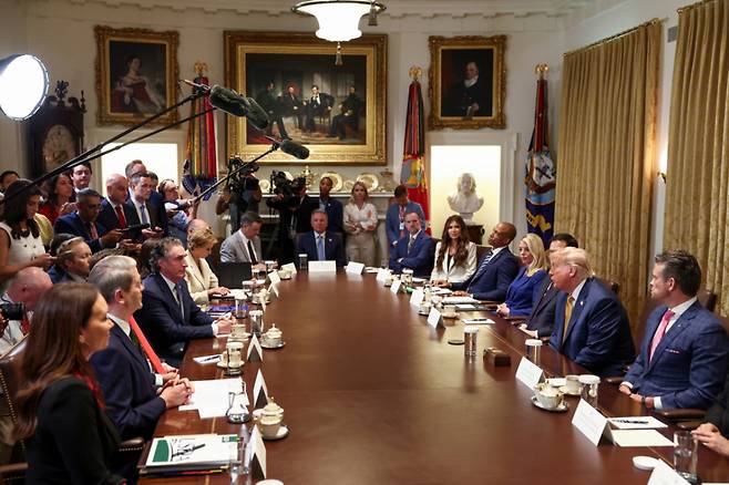 8일(현지시간) 워싱턴 DC 백악관에서 열린 내각회의에 도널드 트럼프 대통령, 국방부 장관 피트 헤그세스, 미국 법무부 장관 팜 본디, 국무부 장관 마르코 루비오, 미국 재무부 장관 스콧 베센트, 내무부 장관 더그 버그럼, 교육부 장관 린다 맥마흔, 미국 무역대표부 대표 제이미슨 그리어, 국토안보부 장관 크리스티 노엠, 주택도시개발부 장관 스콧 터너가 참석했다. 2025.7.8  /로이터=뉴스1